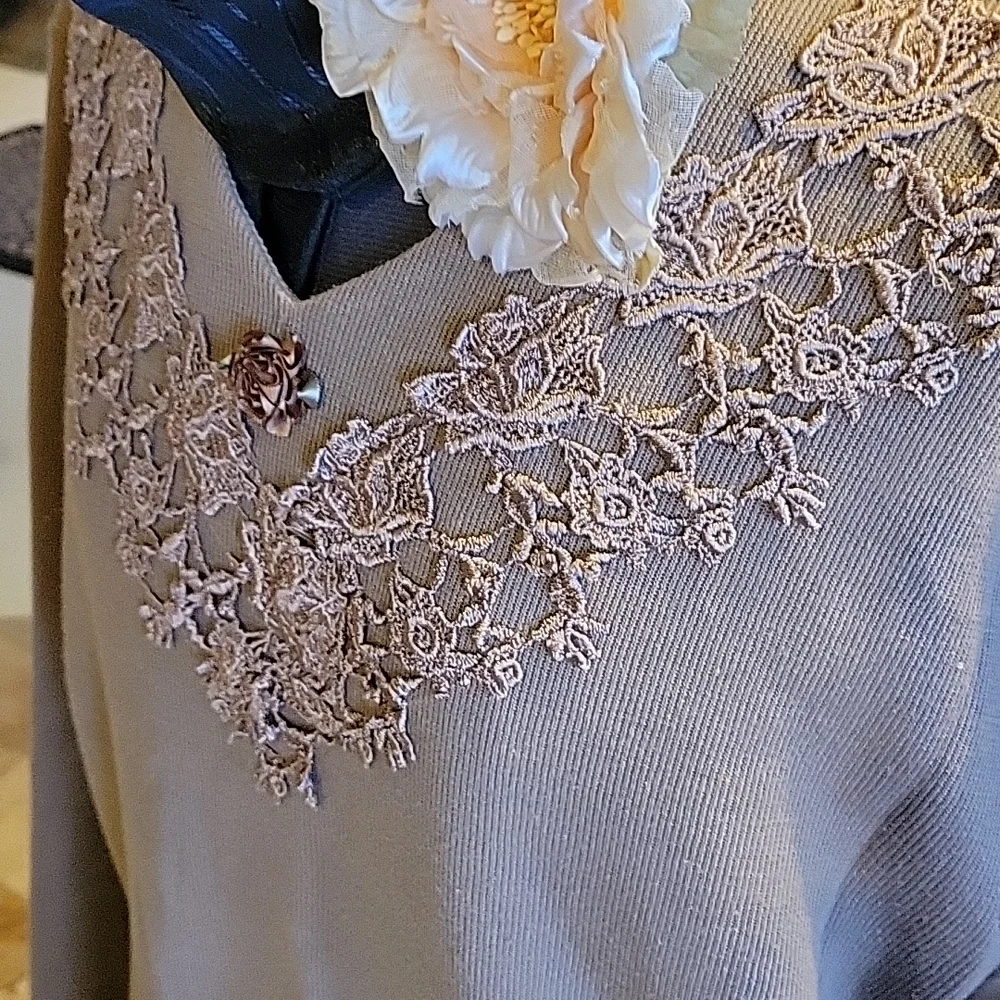 VINTAGE LACE TRIM TOP - Picture 3 of 4